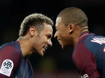 Neymar y Mbappé celebrando el gol del PSG