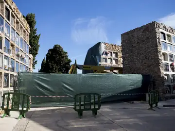Més de 160 tombes profanades al cementiri de Barcelona Més de 160 tombes profanades al cementiri de Barcelona