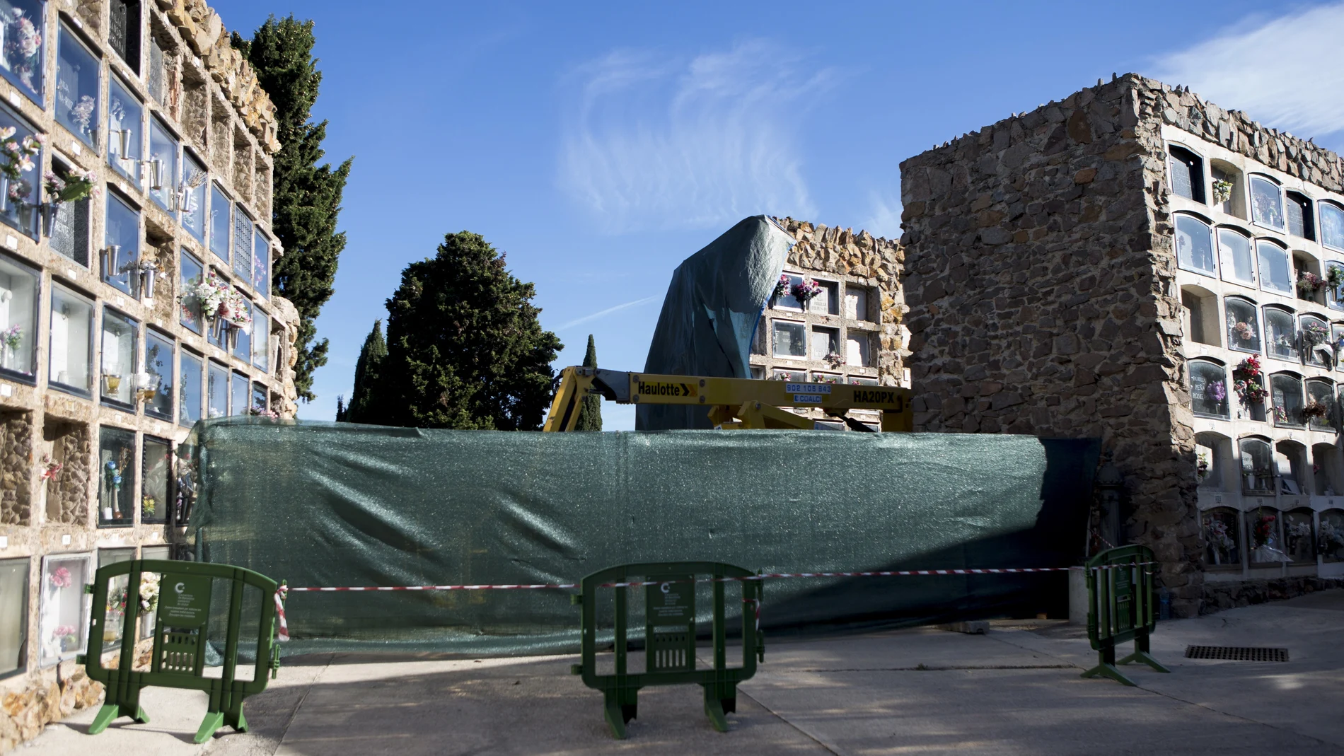 Més de 160 tombes profanades al cementiri de Barcelona Més de 160 tombes profanades al cementiri de Barcelona