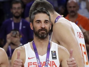 Juan Carlos Navarro celebra el bronce logrado en el Eurobasket