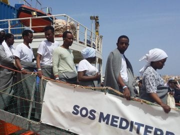  Un grupo de migrantes rescatados en alta mar desembarcan en Lampedusa (Italia)