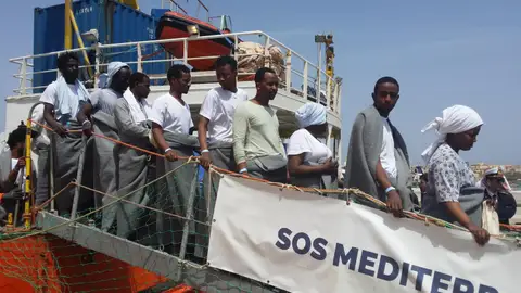  Un grupo de migrantes rescatados en alta mar desembarcan en Lampedusa (Italia)