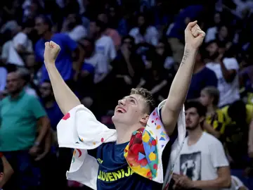 Luka Doncic celebra el triunfo de Eslovenia Luka Doncic celebra el triunfo de Eslovenia