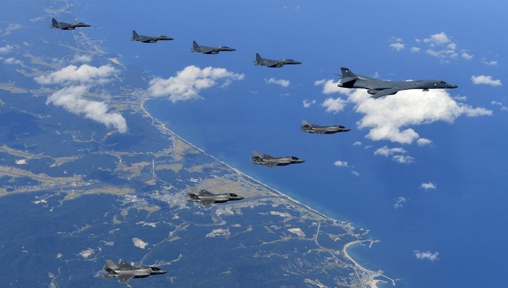 Cazas surcoreanos, bombarderos estratégicos estadounidenses y cazas sobrevuelan la península coreana durante una misión de simulacro de bombardeo en Pilseung, provincia de Gangwon, Corea del Sur.