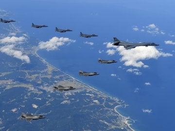 Cazas surcoreanos, bombarderos estratégicos estadounidenses y cazas sobrevuelan la península coreana durante una misión de simulacro de bombardeo en Pilseung, provincia de Gangwon, Corea del Sur. 