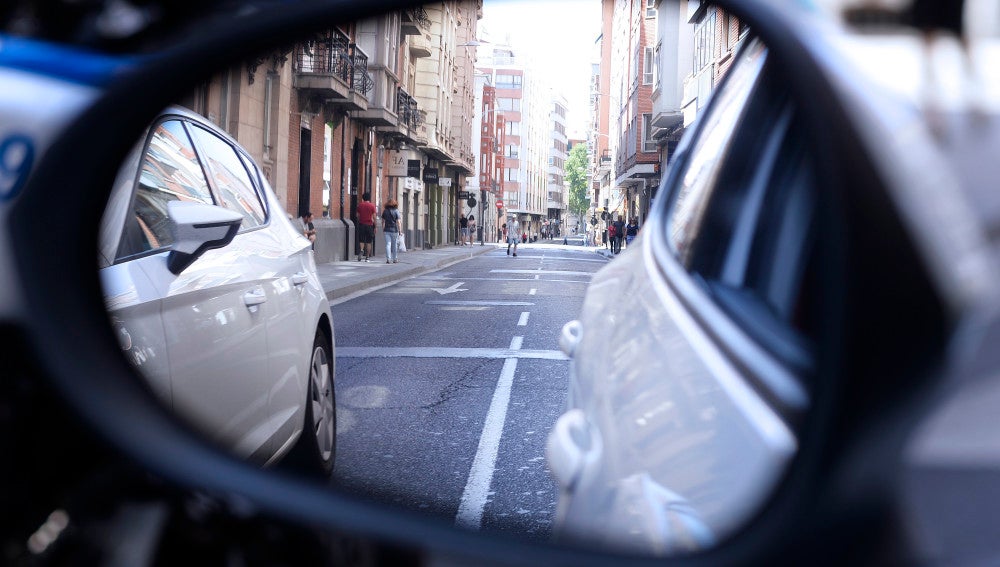 La parte trasera de un coche