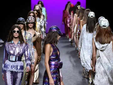 Unas modelos lucen creaciones de Custo BCN Unas modelos lucen creaciones de Custo BCN