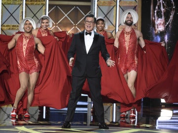 Stephen Colbert en el número musical de los Emmy