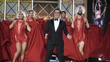 Stephen Colbert en el número musical de los Emmy