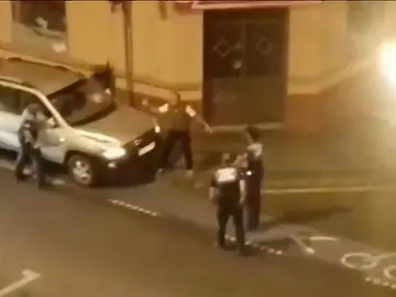 Detenido un hombre por circular ebrio a gran velocidad y agredir a varios agentes con un palo Detenido un hombre por circular ebrio a gran velocidad y agredir a varios agentes con un palo
