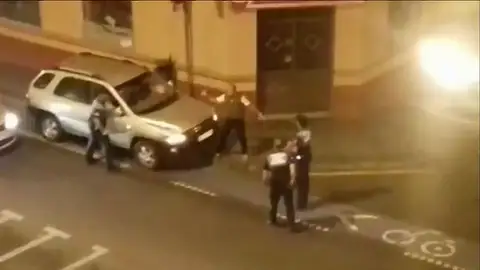 Detenido un hombre por circular ebrio a gran velocidad y agredir a varios agentes con un palo Detenido un hombre por circular ebrio a gran velocidad y agredir a varios agentes con un palo