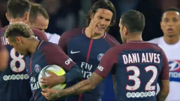 Neymar y Cavani se 'pelearon' por tirar faltas y penaltis Neymar y Cavani se 'pelearon' por tirar faltas y penaltis