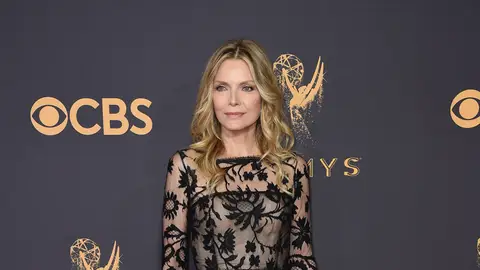 Michelle Pfeiffer ALFOMBRA ROJA EMMYS 2017