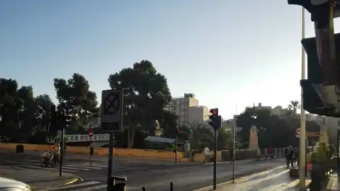 La llegada de viento de poniente dispara este lunes la temperatura máxima en Elche hasta los 32 grados La llegada de viento de poniente dispara este lunes la temperatura máxima en Elche hasta los 32 grados