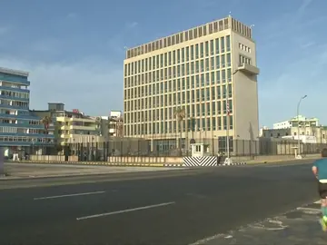EE.UU. estudia cerrar su embajada en La Habana por presunto "ataque acústico" EE.UU. estudia cerrar su embajada en La Habana por presunto "ataque acústico"