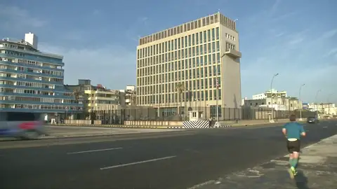 EE.UU. estudia cerrar su embajada en La Habana por presunto "ataque acústico" EE.UU. estudia cerrar su embajada en La Habana por presunto "ataque acústico"