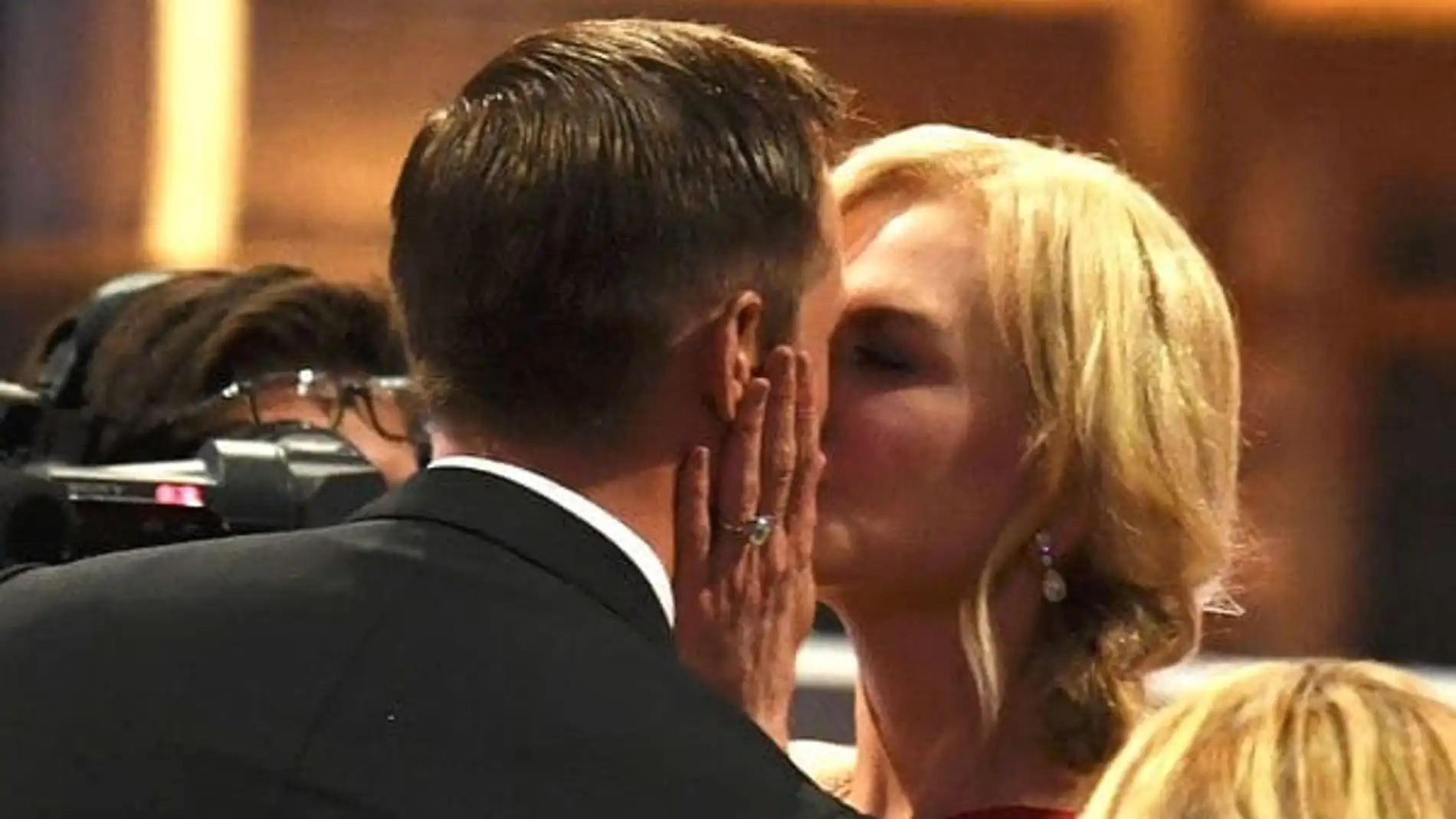 El beso de Nicole Kidman y Alexander Skarsgård en los Emmy