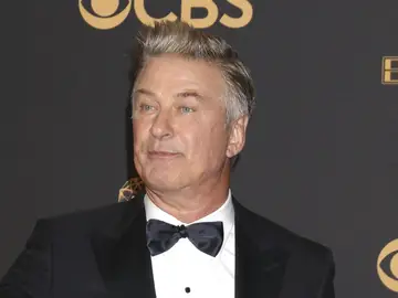 El actor estadouniense Alec Baldwin posa con el galardón El actor estadouniense Alec Baldwin posa con el galardón