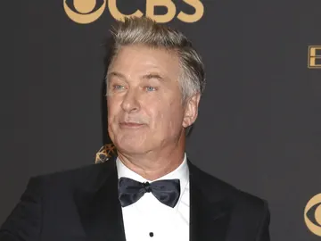 El actor estadouniense Alec Baldwin posa con el galardón El actor estadouniense Alec Baldwin posa con el galardón