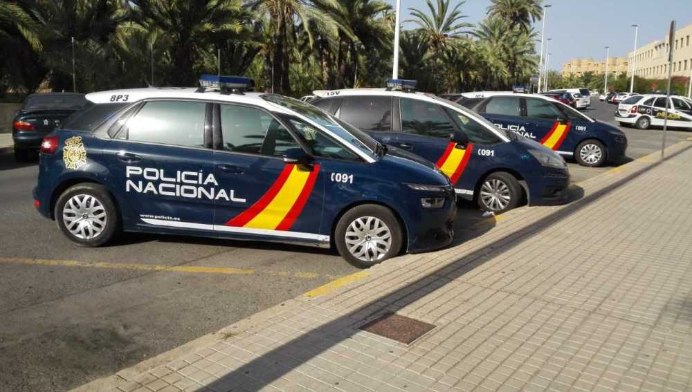 Coches de la Policía Nacional estacionados junto a la Comisaría de Elche.