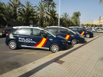 Coches de la Policía Nacional estacionados junto a la Comisaría de Elche. Coches de la Policía Nacional estacionados junto a la Comisaría de Elche.