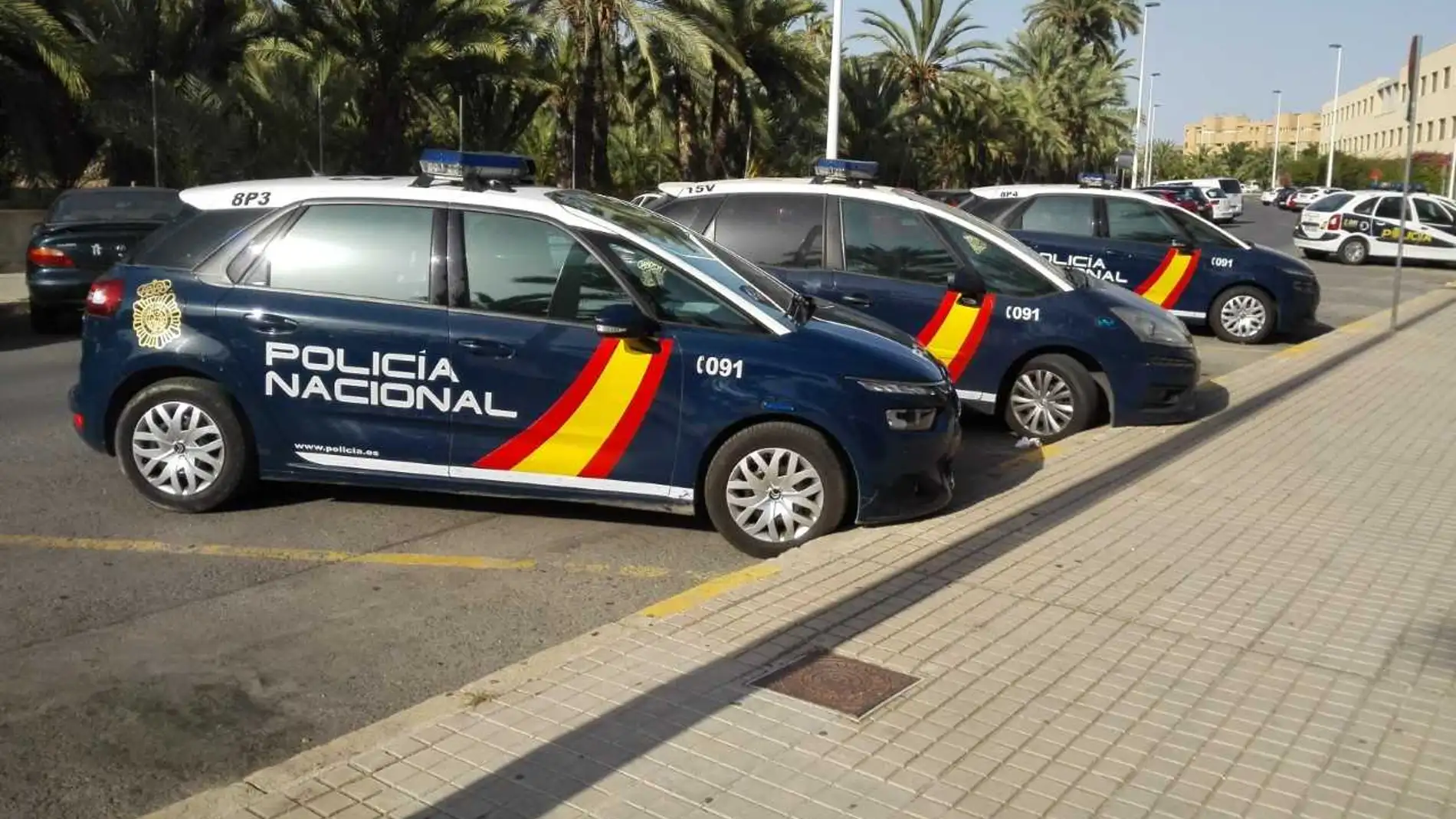Coches de la Policía Nacional estacionados junto a la Comisaría de Elche. Coches de la Policía Nacional estacionados junto a la Comisaría de Elche.