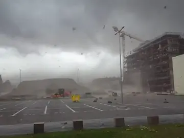 Al menos 8 muertos y 137 heridos en fuerte tormenta en Rumanía Al menos 8 muertos y 137 heridos en fuerte tormenta en Rumanía