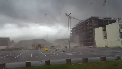 Al menos 8 muertos y 137 heridos en fuerte tormenta en Rumanía Al menos 8 muertos y 137 heridos en fuerte tormenta en Rumanía