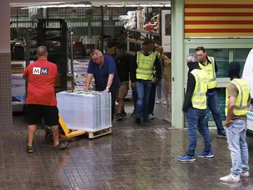 Imagen de la Guardia Civil durante la intervención de carteles de publicidad del referéndum del 1 de octubre en una nave industrial de Cataluña Imagen de la Guardia Civil durante la intervención de carteles de publicidad del referéndum del 1 de octubre en una nave industrial de Cataluña