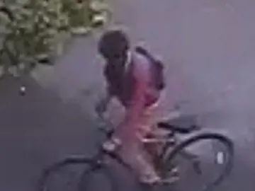 Imagen del sospechoso de la violación difundida por la Policía en Twitter Imagen del sospechoso de la violación difundida por la Policía en Twitter