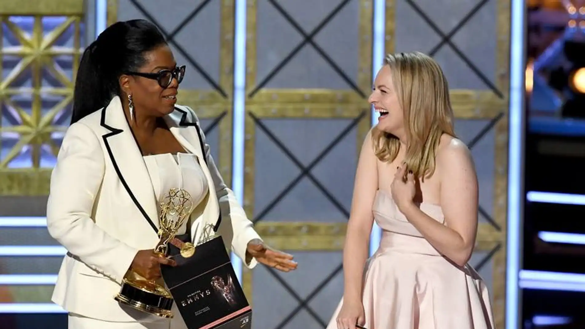 Elisabeth Moss con Oprah Winfrey tras anunciarse el Emmy para 'The Handmaid's Tale'