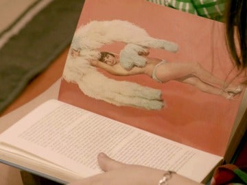 Malva y Aitana descubren ‘El libro de la vida sexual’: “Hemos encontrado un libro muy hot” Malva y Aitana descubren ‘El libro de la vida sexual’: “Hemos encontrado un libro muy hot”