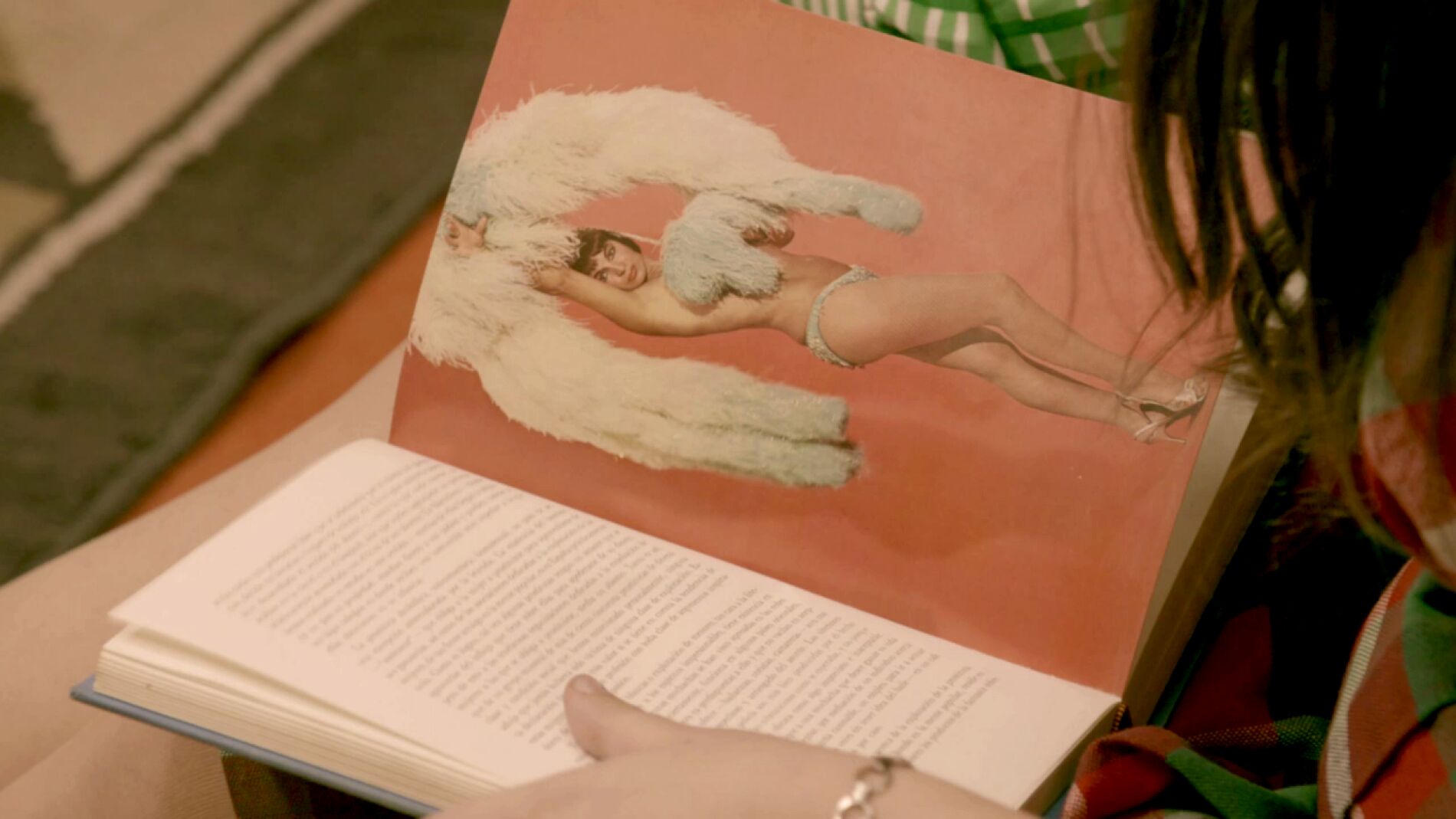 Malva y Aitana descubren &lsquo;El libro de la vida sexual&rsquo;: &ldquo;Hemos encontrado un libro muy hot&rdquo;