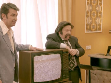 José María Íñigo hace entrega de la primera televisión a color José María Íñigo hace entrega de la primera televisión a color
