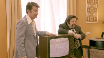 José María Íñigo hace entrega de la primera televisión a color José María Íñigo hace entrega de la primera televisión a color