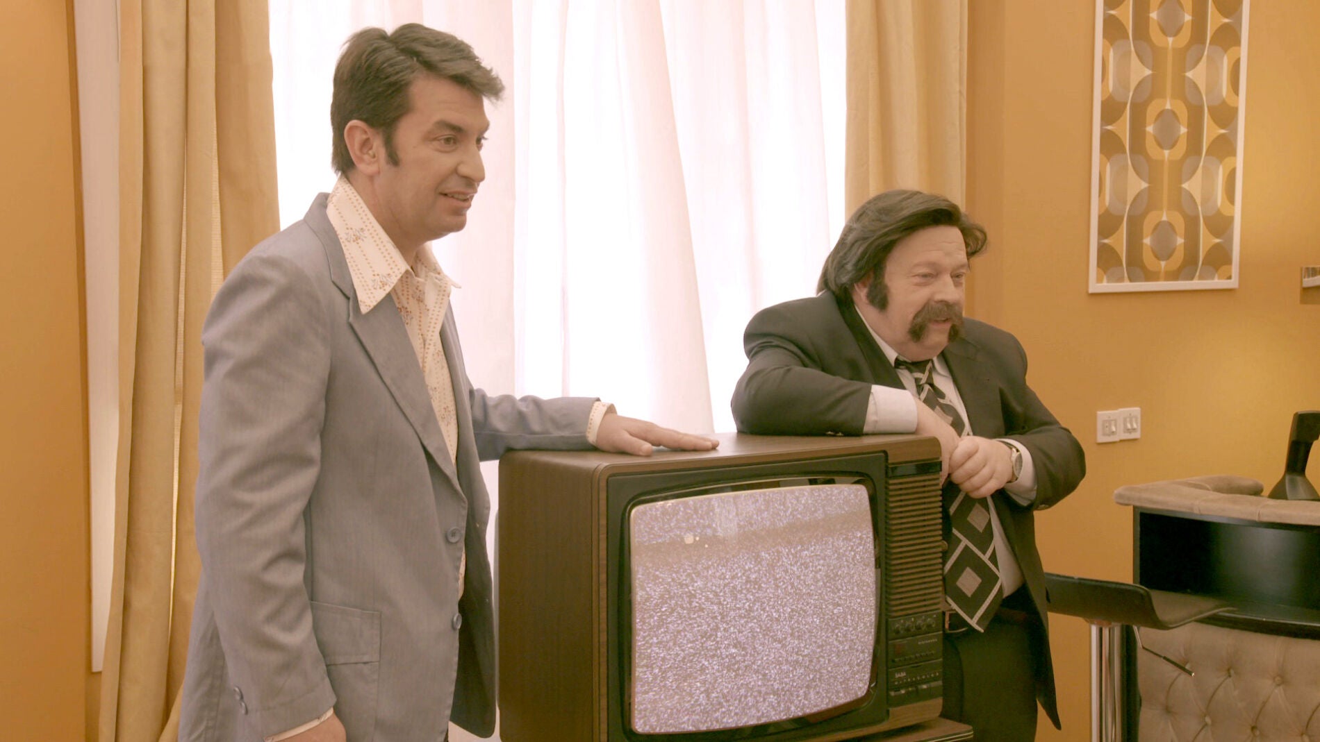 Jos&eacute; Mar&iacute;a &Iacute;&ntilde;igo hace entrega de la primera televisi&oacute;n a color