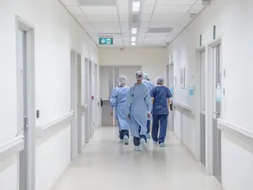 Médicos caminando en un hospital (Archivo) Médicos caminando en un hospital (Archivo)