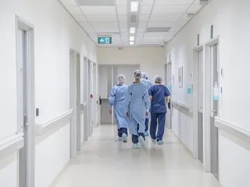 Médicos caminando en un hospital (Archivo) Médicos caminando en un hospital (Archivo)