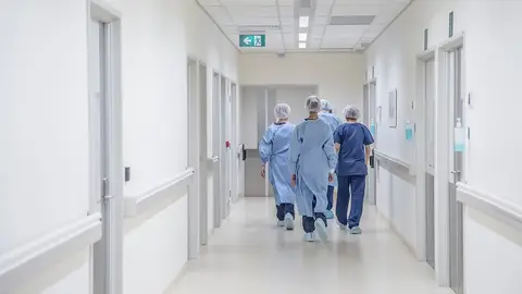 Médicos caminando en un hospital (Archivo) Médicos caminando en un hospital (Archivo)
