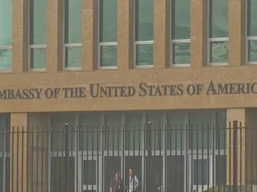 EE.UU. estudia cerrar su embajada en La Habana por presunto "ataque acústico" EE.UU. estudia cerrar su embajada en La Habana por presunto "ataque acústico"