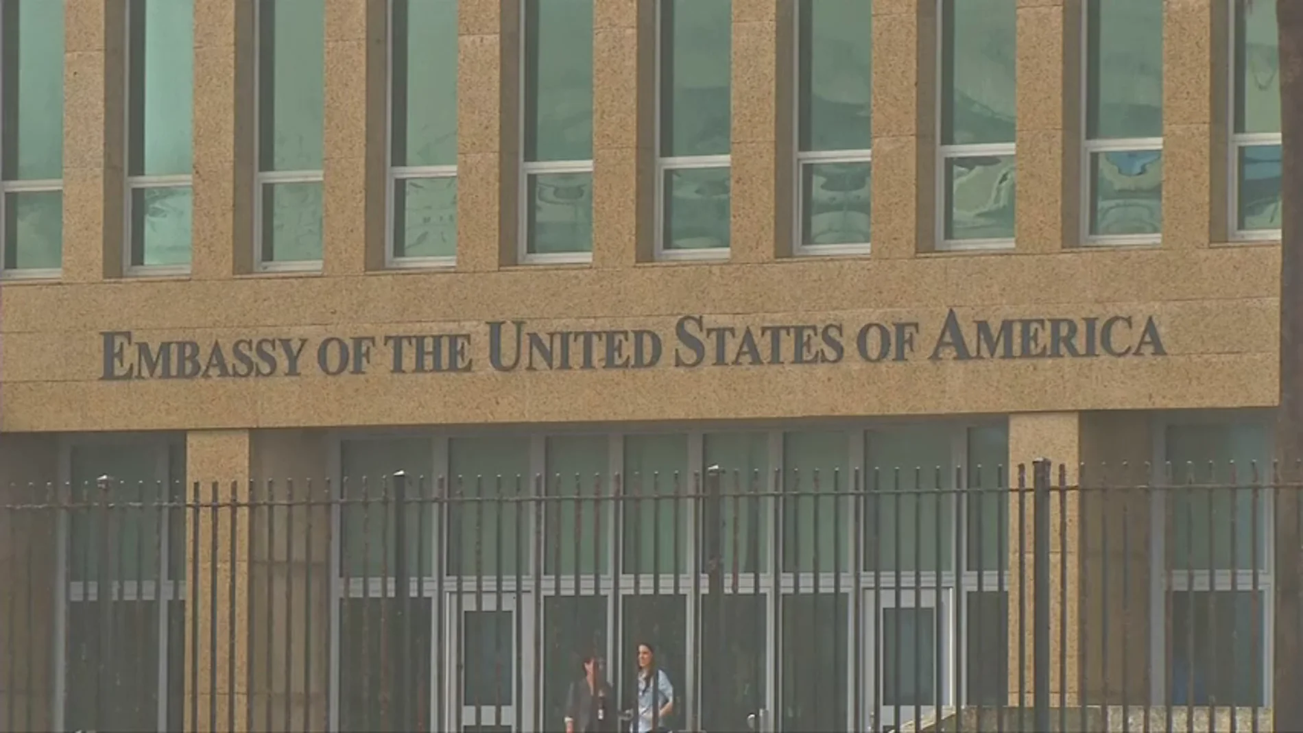 EE.UU. estudia cerrar su embajada en La Habana por presunto "ataque acústico" EE.UU. estudia cerrar su embajada en La Habana por presunto "ataque acústico"