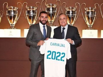 Dani Carvajal posa con Florentino Pérez en el acto de su renovación