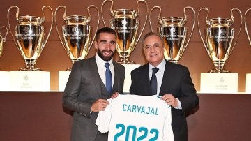 Dani Carvajal posa con Florentino Pérez en el acto de su renovación