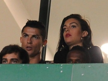 Cristiano Ronaldo y Georgina Rodríguez durante el partido 