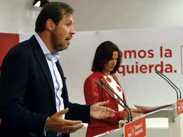 El portavoz del PSOE, Óscar Puente, durante la rueda de prensa que ha ofrecido junto a la secretaria de Educación del PSOE, Mariluz Martínez Seijo El portavoz del PSOE, Óscar Puente, durante la rueda de prensa que ha ofrecido junto a la secretaria de Educación del PSOE, Mariluz Martínez Seijo