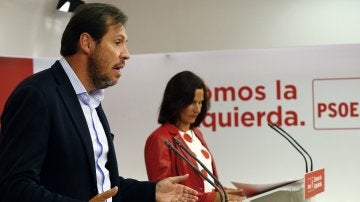 El portavoz del PSOE, Óscar Puente, durante la rueda de prensa que ha ofrecido junto a la secretaria de Educación del PSOE, Mariluz Martínez Seijo