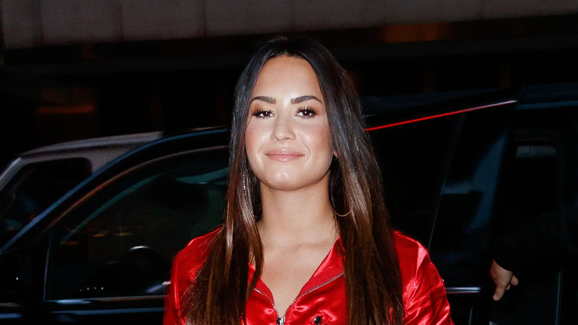 Demi Lovato triunfa como la mujer de rojo