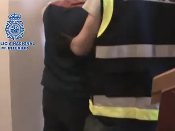 Detienen a un fotógrafo en Madrid por abusar de siete jóvenes desde 2015 con las que contactó a través de las redes sociales Detienen a un fotógrafo en Madrid por abusar de siete jóvenes desde 2015 con las que contactó a través de las redes sociales