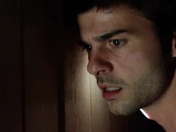 Abel se queda encerrado en el armario pero algo extraño ocurre fuera Abel se queda encerrado en el armario pero algo extraño ocurre fuera