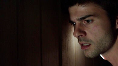 Abel se queda encerrado en el armario pero algo extraño ocurre fuera